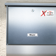Briefkasten mit dem Namen "Meyer" und einem Aufkleber, der Werbung untersagt.
