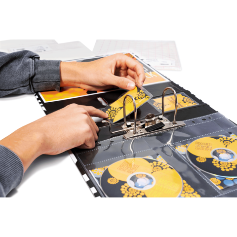 Eine Person öffnet einen Ordner mit CD-Hüllen, die gelbe CDs und Bilder enthalten.