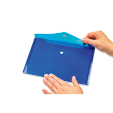 Eine Person hält eine transparente, blaue Mappe mit einem Druckknopfverschluss in der Hand.