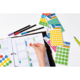 Ein offenes Notizbuch mit einem Kalender, auf dem bunte Aufkleber platziert werden. Daneben liegen Marker und weitere Aufkleberblätter.