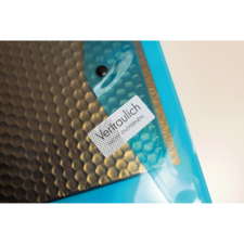 Transparente Hülle mit einem schwarzen, strukturierten Innenmaterial und einem Aufkleber, der "Vertraulich" und "Entfernen" anzeigt.