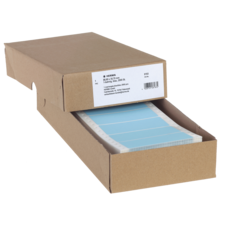 Eine geöffnete Kartonverpackung mit blauen Etiketten, die ordentlich gestapelt sind. Die Verpackung enthält Informationen über das Produkt.
