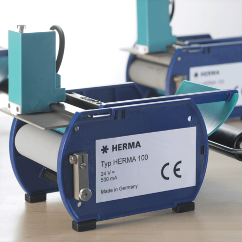 Typ HERMA 100 Etikettiermaschine, 24 V, 500 mA, hergestellt in Deutschland. CE-zertifiziert.