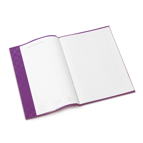 Ein offenes Notizbuch mit handschriftlichem Text über eine kleine Hexe und ihre Aktivitäten am Morgen. Die Seiten sind liniert und farblich gestaltet.