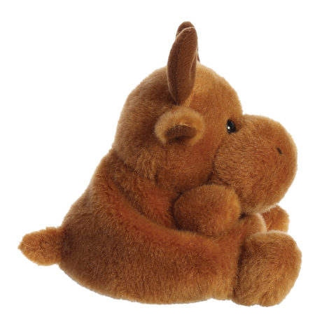 Braunes, plüschiges Stofftier in Form eines Elches, sitzt seitlich und hat kleine Ohren sowie einen runden Körper.