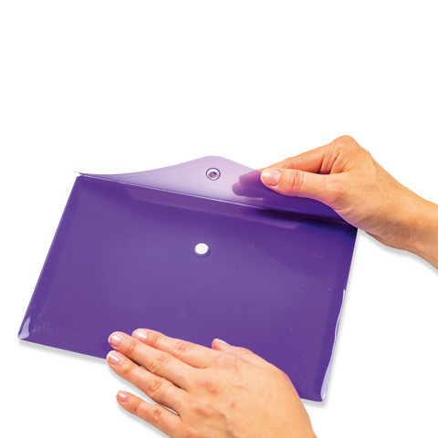 Eine Person hält eine lila Klarsichthülle mit einer Hand und öffnet sie mit der anderen Hand.