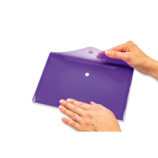 Eine Person hält eine lila Klarsichthülle mit einer Hand und öffnet sie mit der anderen Hand.