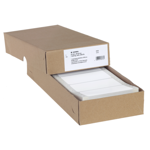 Ein Karton mit beschriftbaren Etiketten, teilweise herausgezogen, mit einem Etikett, das die Produktdetails zeigt.