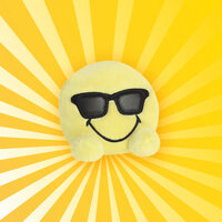 Gelbes Smiley-Kissen mit Sonnenbrille vor einem leuchtend gelben Hintergrund.