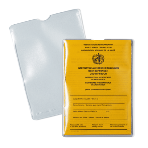 Internationales Impfzeugnis in einer transparenten Hülle, mit Angaben zu Impfungen und persönlichen Daten.