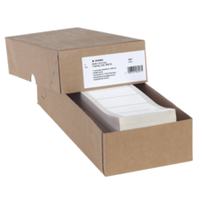 Eine offene Kartonverpackung mit einem Stapel von Etiketten, die zur Kennzeichnung verwendet werden können.
