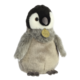 Plüsch-Pinguin mit grauem und weißem Fell, runder Form und einem kleinen Anhänger um den Hals.