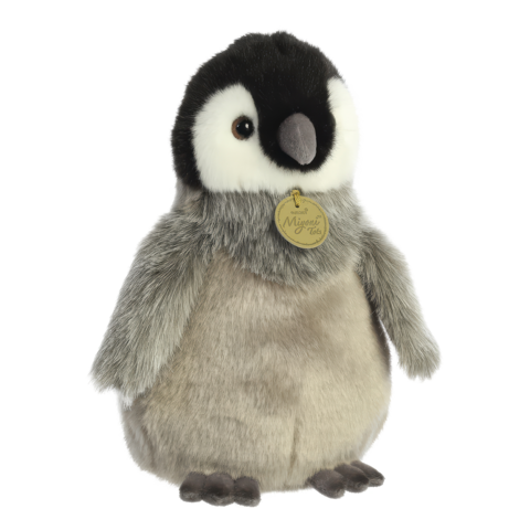 Plüsch-Pinguin mit grauem und weißem Fell, runder Form und einem kleinen Anhänger um den Hals.