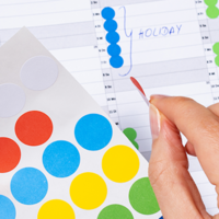 Kalender der mit Hilfe von Klebepunkten organisiert wird