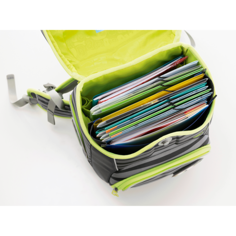 Schulranzen mit geöffnetem Deckel, gefüllt mit bunten Mappen und Heften in verschiedenen Farben.