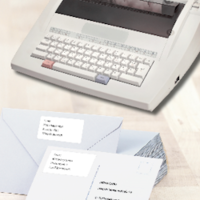 Schreibmaschine und Briefumschläge mit bedruckten Adressetiketten