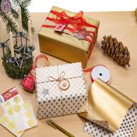 Geschenkanhänger auf Weihnachtsgeschenken