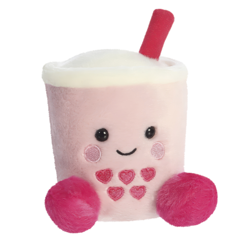 Kuscheliges Spielzeug in Form eines pinken Milchshakes mit einem Strohhalm und Herzmotiven auf der Vorderseite.