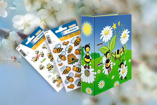 Eine Hummel sitzt auf einer blühenden Kirschblüte, während daneben ein Set mit Aufklebern und Illustrationen von Insekten und Blumen liegt.