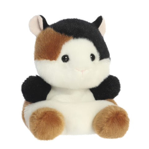 Plüschkatze mit dreifarbiger Fellzeichnung, sitzend und mit großen, runden Augen.