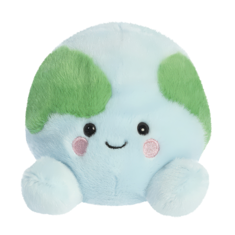 Kuscheltier in Form der Erde mit einem lächelnden Gesicht und grünen Kontinenten auf einem blauen Hintergrund.