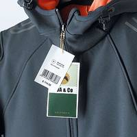 Anwendungsbeispiel Preisetikett zur Kennzeichnung von Waren an einer Regenjacke