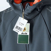 Anwendungsbeispiel Preisetikett zur Kennzeichnung von Waren an einer Regenjacke