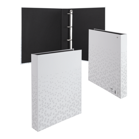 Ein offener Ordner mit schwarzem Innenleben und zwei geschlossenen weißen Ordnern mit geometrischem Muster auf der Vorderseite.