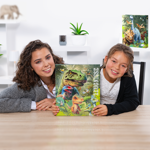 Eine Frau und ein Mädchen halten ein Buch mit Dinosaurierillustrationen auf einem Tisch. Im Hintergrund sind Pflanzen und Dekorationen zu sehen.