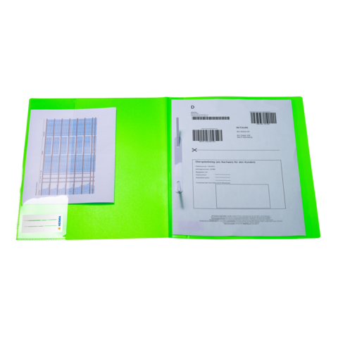 Eine grüne Ordnermappe mit einem Foto eines Fensters und einem Dokument mit Barcode und Adressfeld.