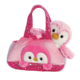 Eine rosa Handtasche mit einem niedlichen, plüschigen Pinguin, der aus der Tasche schaut. Die Tasche hat ein gepunktetes Design und eine Schleife.