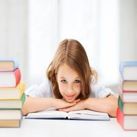 Schulkind zwischen den Schulbüchern