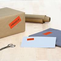 Rote Aufkleber auf dem Paket und dem Briefumschlag