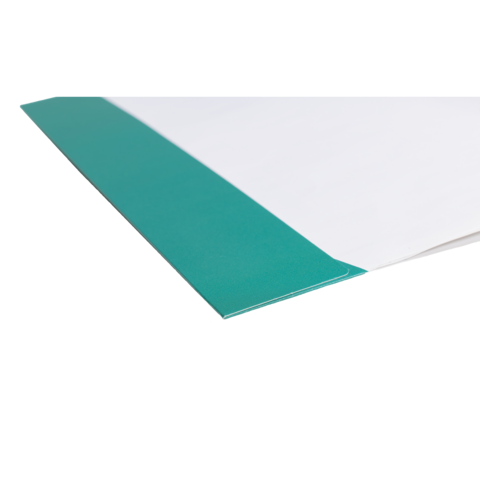 Ein Blatt Papier mit einem grünen Rand an der oberen Kante, leicht schräg positioniert.