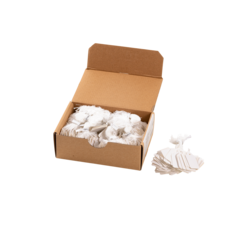 Eine offene Kartonbox mit weißen, runden Stoffstücken und mehreren kleinen Etiketten daneben.