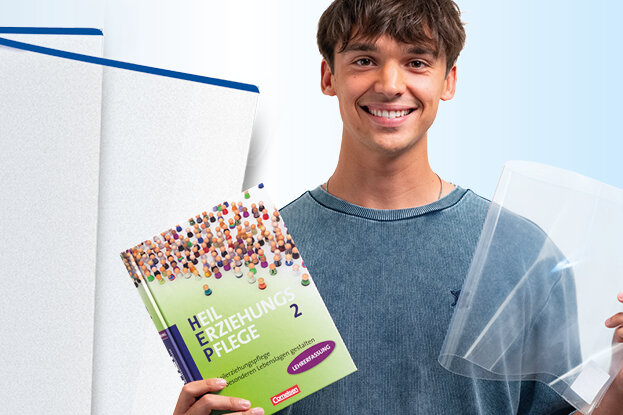 Ein junger Mann hält ein Buch und ein Smartphone in der Hand, während er eine ISBN scannt. Im Hintergrund sind Bücher und eine Benutzeroberfläche zu sehen.