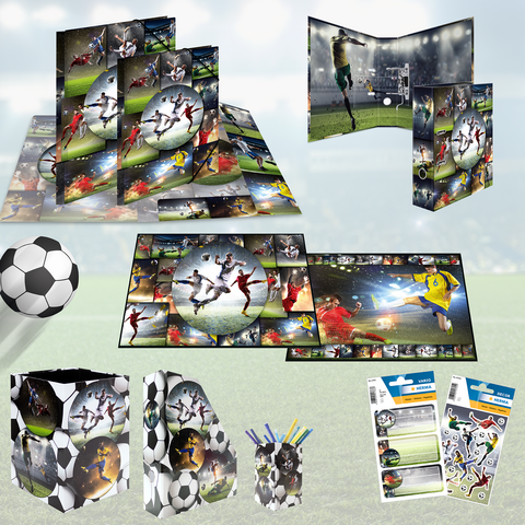 Eine Kollektion von Fußball-Merchandise, darunter Notizbücher, Aufkleber, ein Fußball und ein Stifthalter, alles mit sportlichen Motiven.