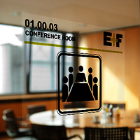 Durchsichtiges selbstklebendes Schild an der Tür des Konferenzraums