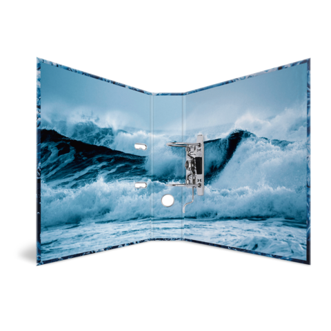 Eine gefaltete Wand mit einem Bild von hohen Wellen und spritzendem Wasser, die eine dynamische maritime Szene darstellen.