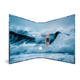 Eine gefaltete Wand mit einem Bild von hohen Wellen und spritzendem Wasser, die eine dynamische maritime Szene darstellen.