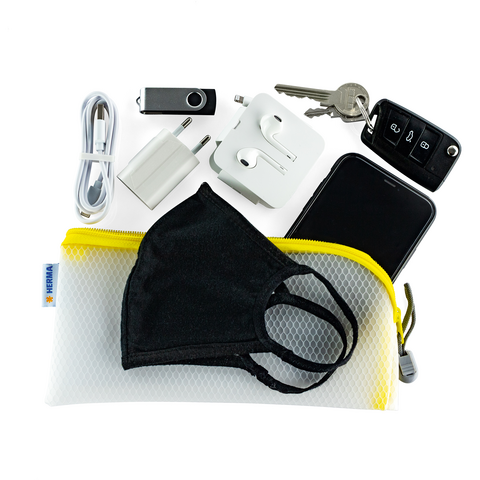 Ein schwarzer Mundschutz, ein Smartphone, Schlüssel, Kopfhörer, ein Ladegerät, ein USB-Stick und ein Ladekabel in einem durchsichtigen Beutel."
(Note: The text is already in German and does not require translation. It is clear and fluent as it stands.)