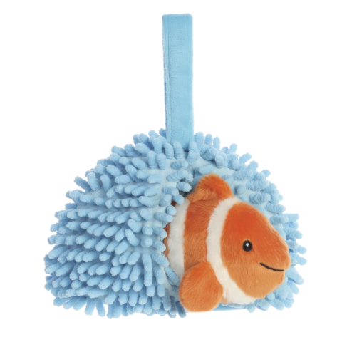 Plüschspielzeug in Form eines Clownfisches, der in einer blauen, flauschigen Höhle sitzt.
