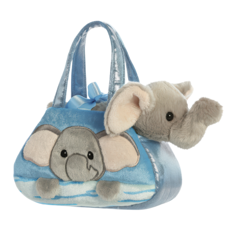 Eine blaue Handtasche mit einem Elefantenmotiv und einem kleinen Plüschelefanten, der aus der Tasche schaut.