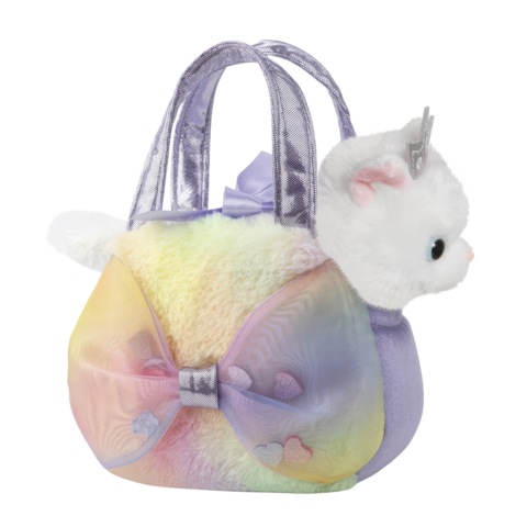 Eine blaue Handtasche mit einem Elefantenmotiv und einem kleinen Plüschelefanten, der aus der Tasche schaut.