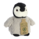Plüsch-Pinguin mit einem Etikett von Eco Nation, hergestellt aus recycelten Materialien.