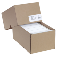 Braune Kartonbox mit geöffnetem Deckel, gefüllt mit mehreren weißen Blättern. Auf der Vorderseite befindet sich ein Etikett.