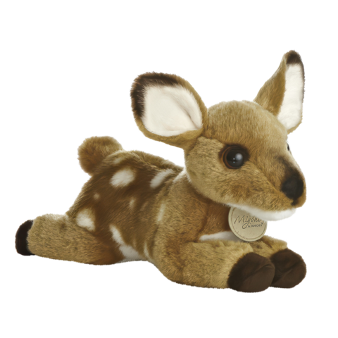 Plüschrehkitz mit braunem Fell und weißen Flecken, liegend mit großen Augen und einem kleinen Anhänger am Hals.