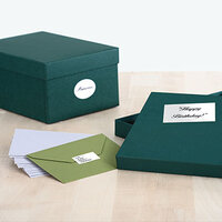 Gold- und Silberetiketten auf Geschenkverpackungen und Briefumschlägen angebracht.