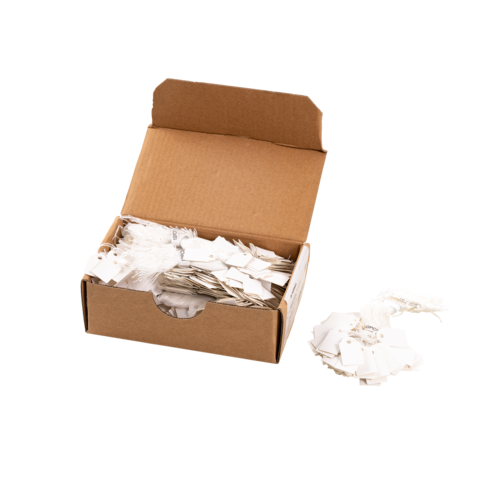 Eine offene Kartonbox mit einer Vielzahl von weißen Etiketten und einem Stapel unbenutzter Etiketten daneben.