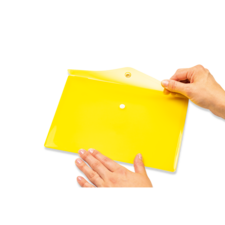 Eine Person hält eine gelbe, flache Mappe mit einer Öffnung in der Mitte. Die Mappe ist auf einem schwarzen Hintergrund platziert.